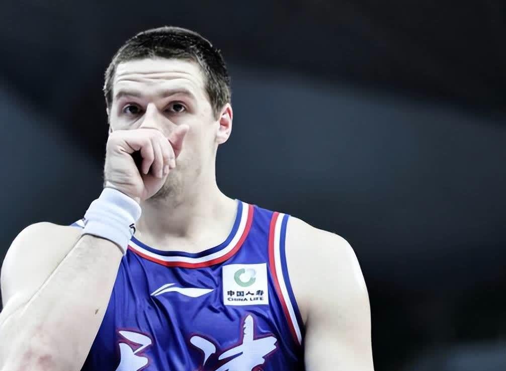 ayx爱游戏在线入口-足球淘汰赛焦点战:云贵麒麟队大胜关中旋风队,外线火力全开。回归即成焦点(ag超玩会最新消息)